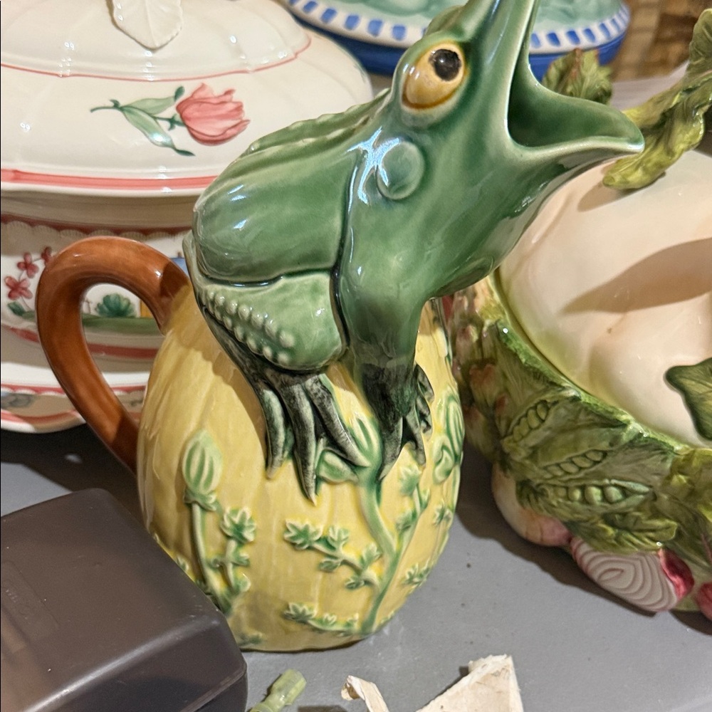 Green and Yellow Frog Pitcher